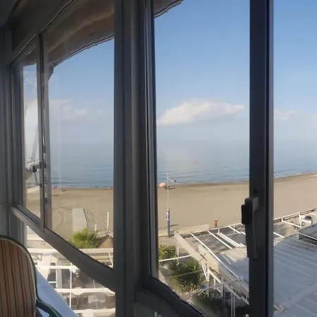 Beachfront 75 Apartment